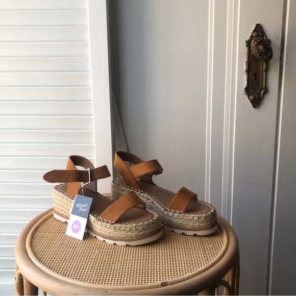 Nwt shoes - Picture 2 of 4